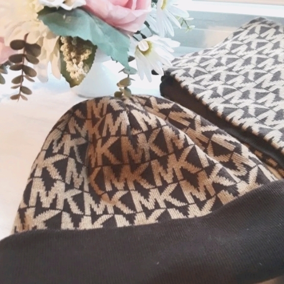 Michael Kors Scarf and Beanie - Picture 4 of 4